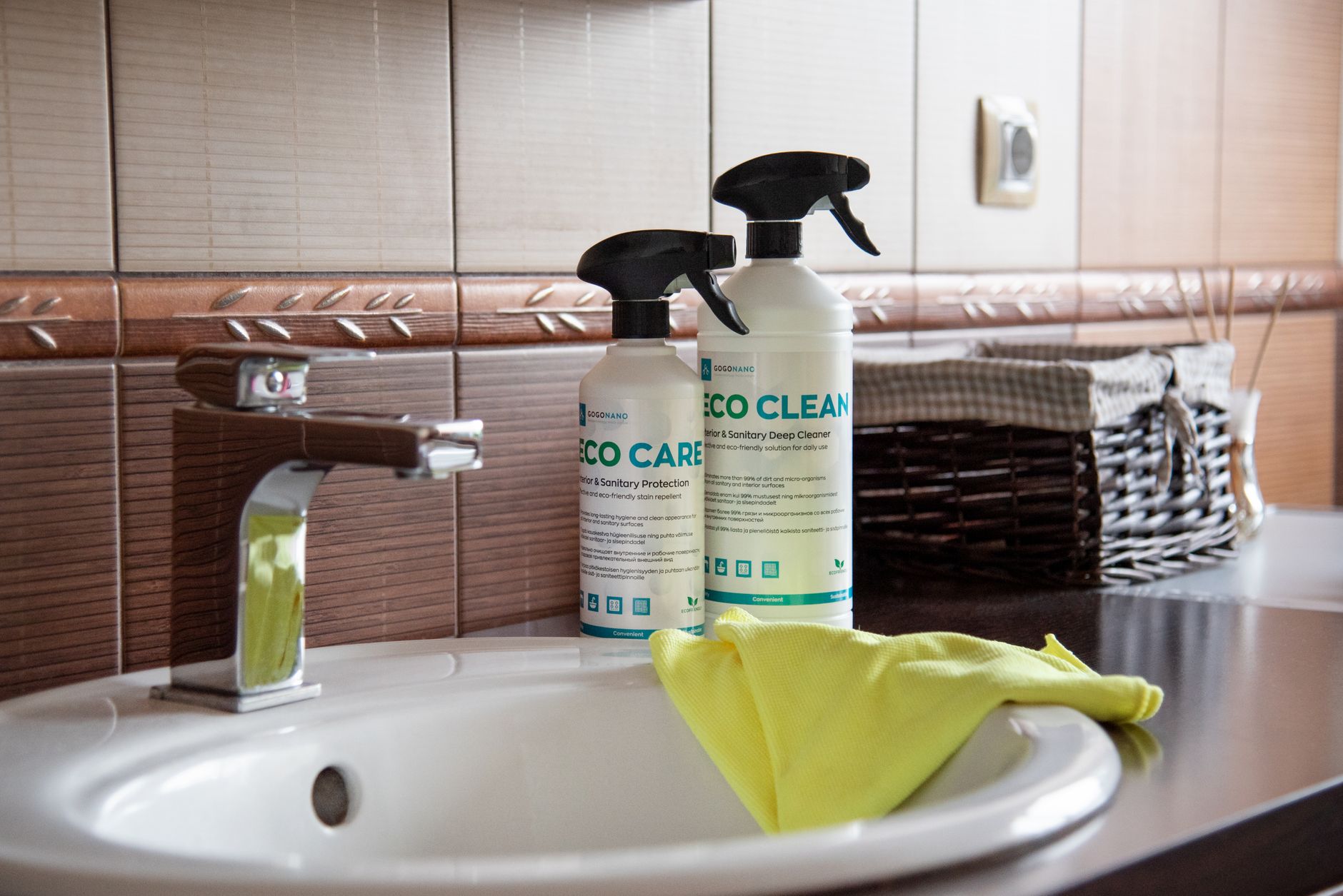 clear spray bottle of diluted non-toxic all-purpose cleaner on a kitchen counter